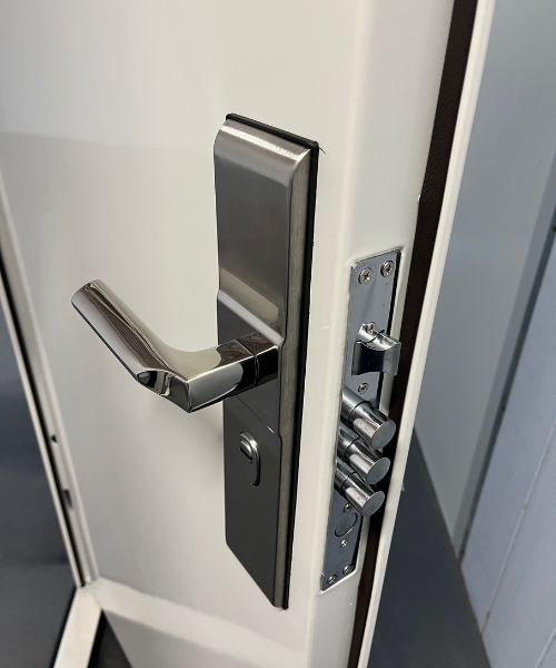 Porta em Aço 0,8mm Branca - Cilíndro em Cobre - Maçaneta Inox LE