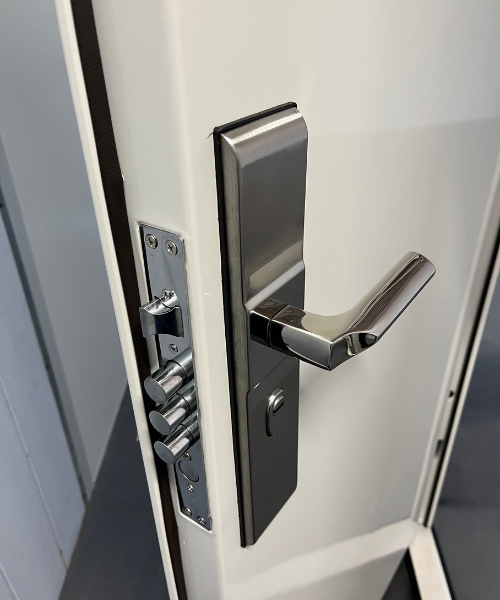 Porta em Aço 0,8mm Branca - Cilíndro em Cobre - Maçaneta Inox LD